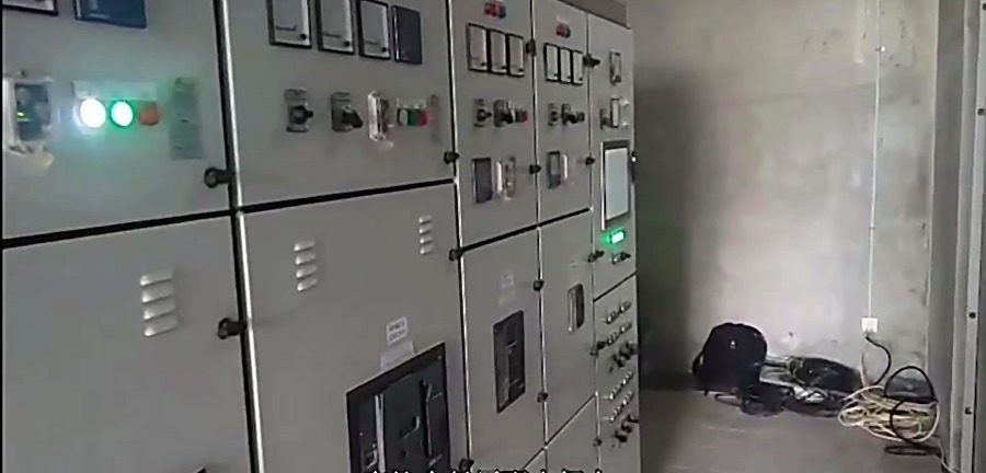 Low-voltage switchgear with intelligent protection